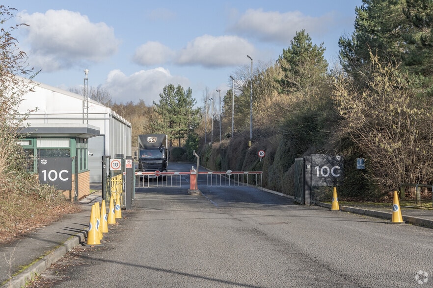 Viscount Way, Swindon to rent - Primary Photo - Image 1 of 7