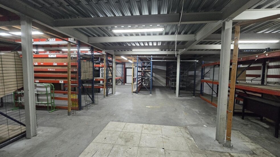 Light Industrial in La Farlède to rent - Interior Photo - Image 1 of 7
