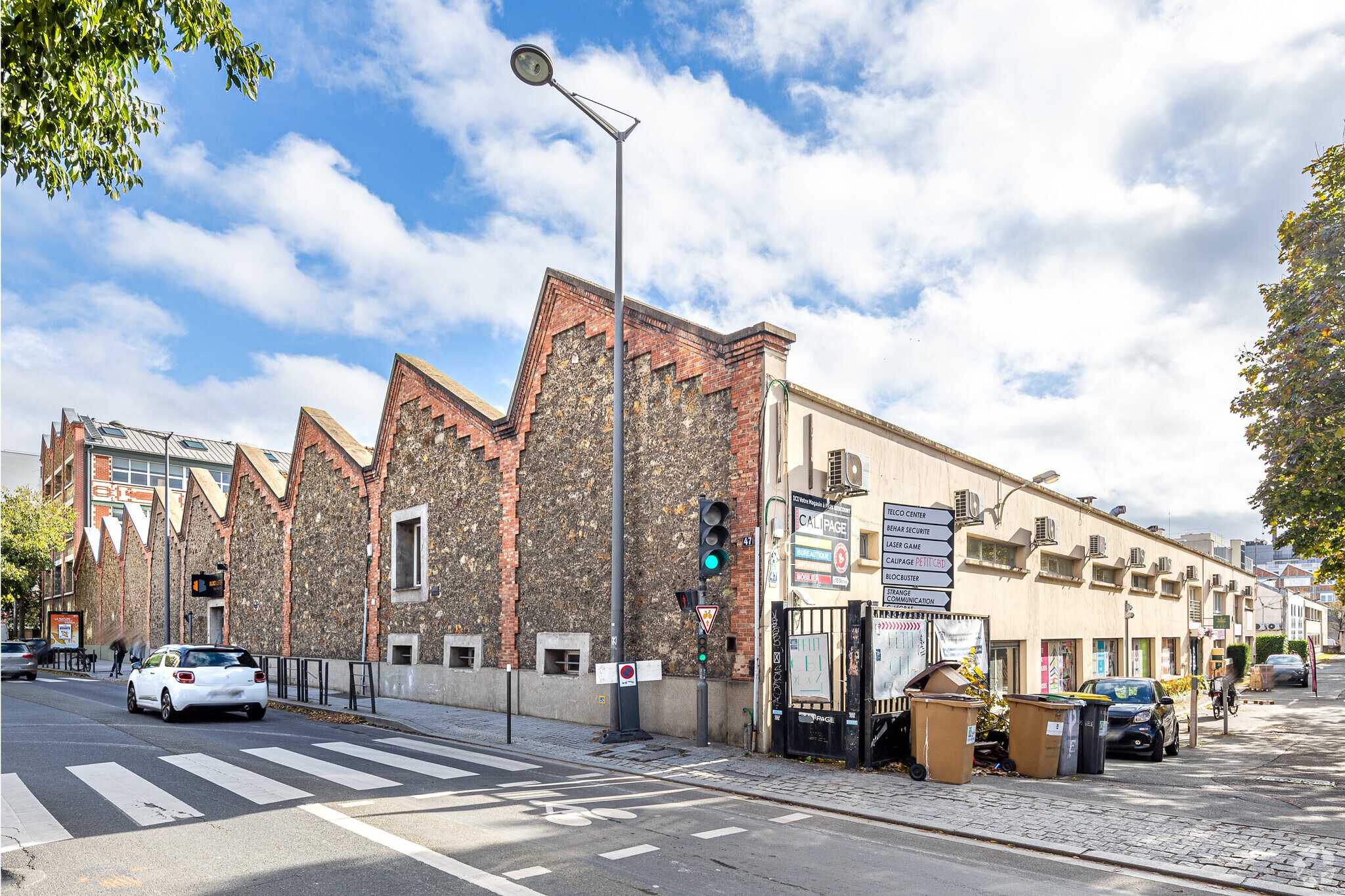 Office / Retail in Courbevoie to rent Primary Photo- Image 1 of 6