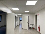 Espace de travail lumineux et moderne, prêt à accueillir votre entreprise.