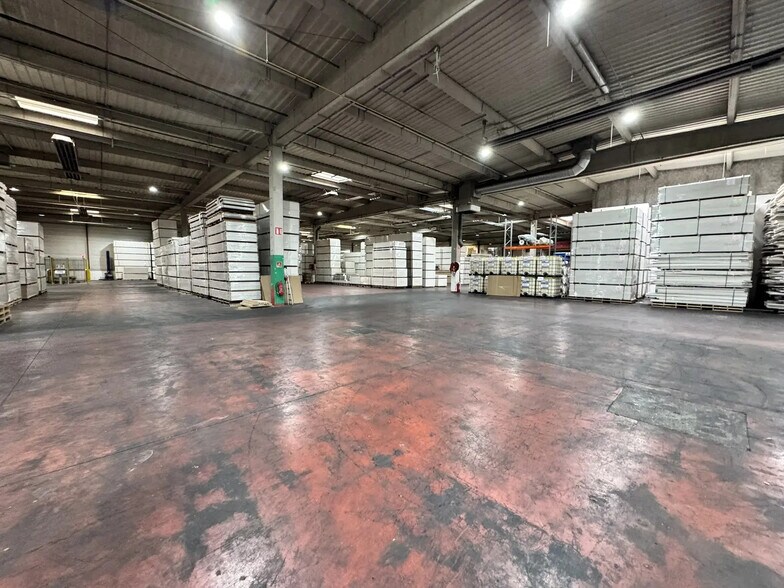 18 Rue De L'Equerre, SAINT-OUEN-L'AUMONE to rent - Interior Photo - Image 2 of 11