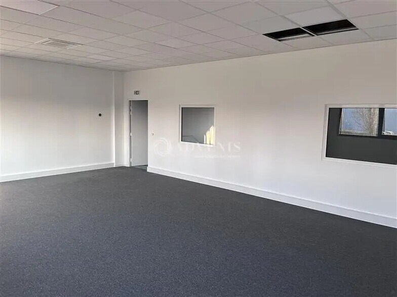 Office in Trappes for sale - Building Photo - Image 2 of 3