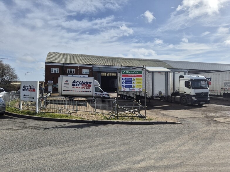 Newport Rd, Cowes to rent - Building Photo - Image 1 of 1