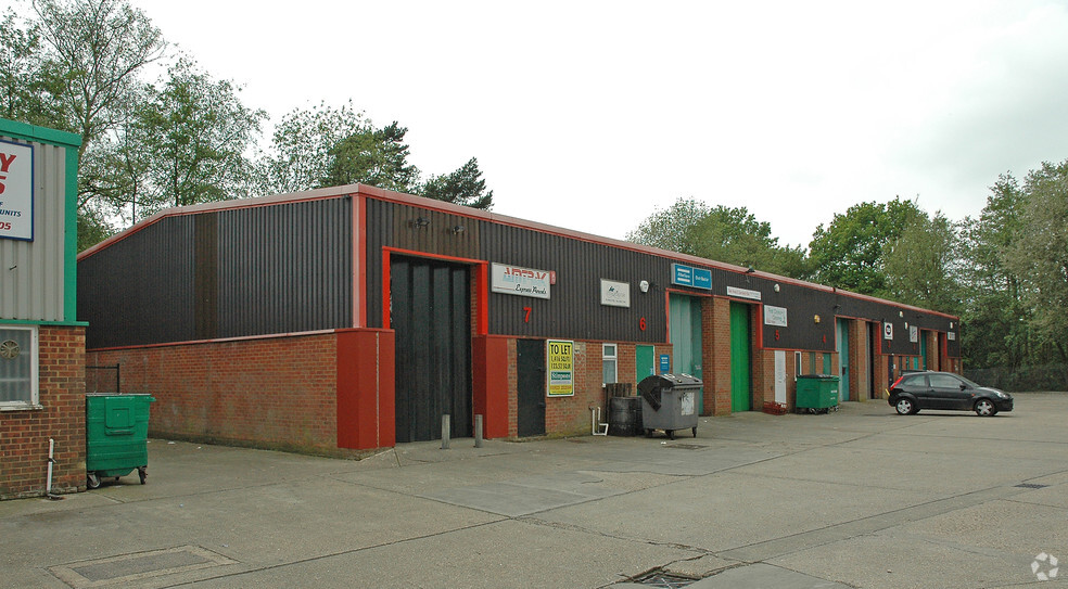 Olds Appr, Watford for rent - Building Photo - Image 2 of 8