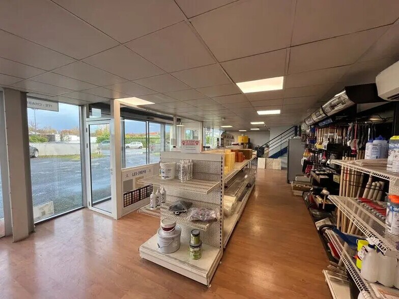Retail in Lormont to rent - Interior Photo - Image 3 of 11