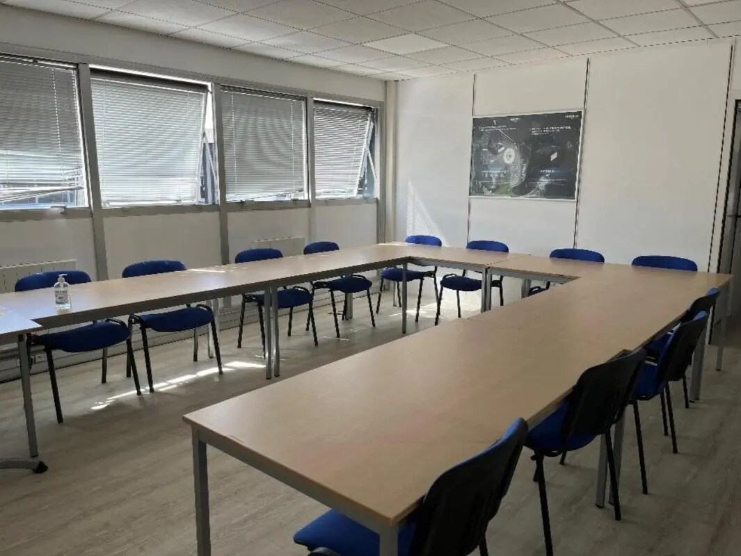 Light Industrial in Trappes to rent Interior Photo- Image 1 of 3