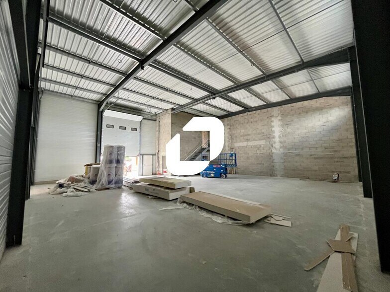 Light Industrial in Chassieu to rent - Interior Photo - Image 3 of 5