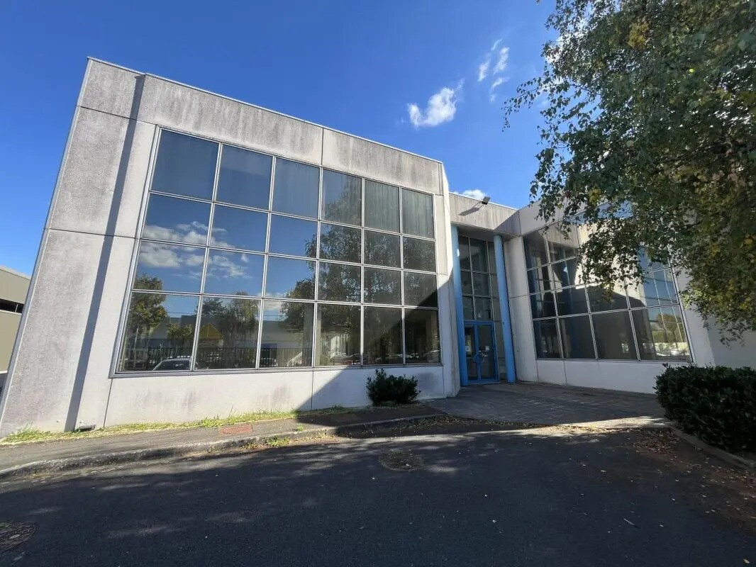 Industrial in Les Ulis to rent Building Photo- Image 1 of 20