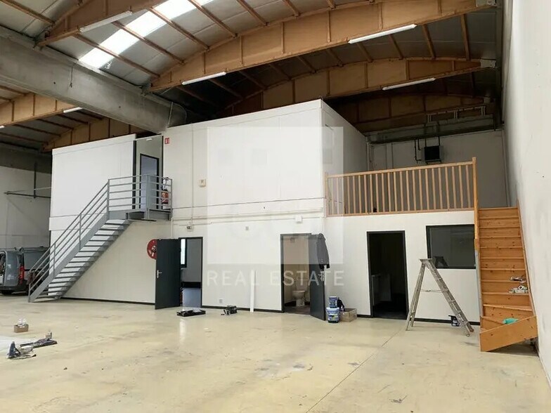 11-13 Chemin De L'Industrie, Dardilly to rent - Interior Photo - Image 2 of 9