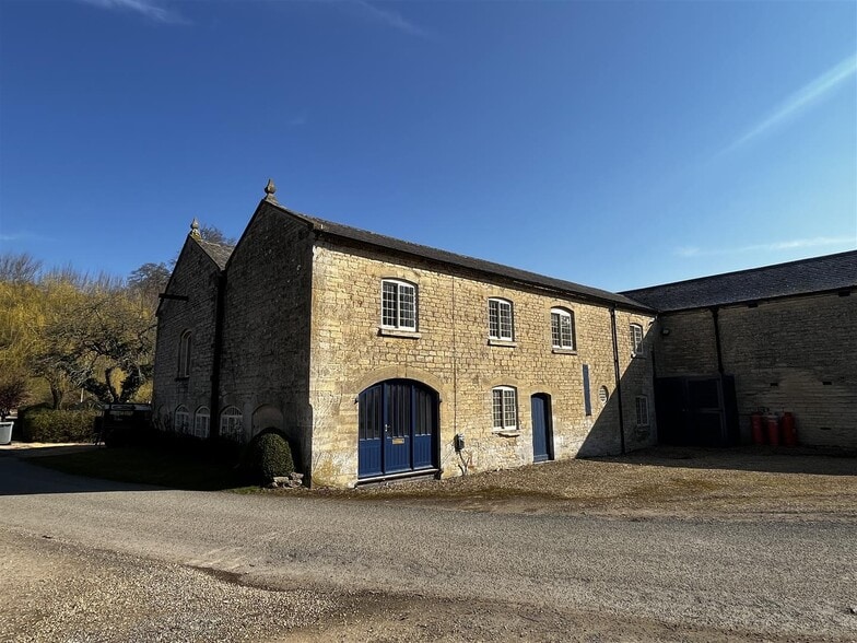 Unit 2, Lakeview, Cringle Lane, Stoke Rochford, Stoke Rochford to rent - Building Photo - Image 1 of 19