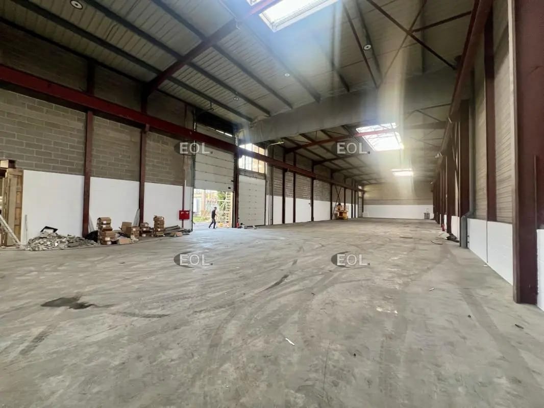 Light Industrial in Le Thillay to rent Building Photo- Image 1 of 5
