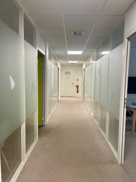 Office in Massy to rent - Interior Photo - Image 2 of 28