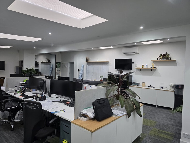 2A Fortis Green, London to rent - Interior Photo - Image 3 of 7