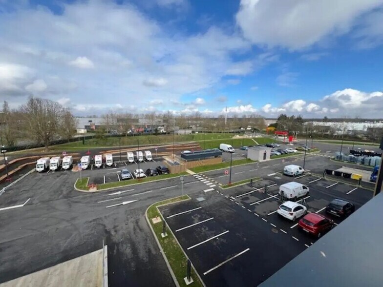 Light Industrial in Élancourt to rent - Building Photo - Image 3 of 13