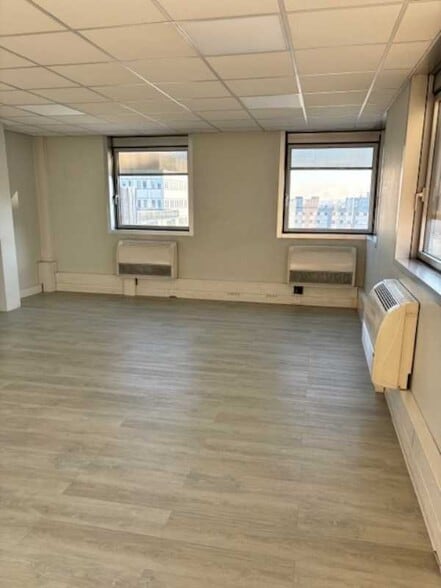 Office in Noisy-le-Grand for sale - Interior Photo - Image 3 of 9