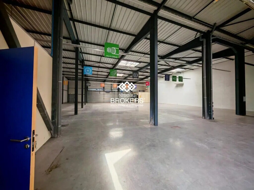 Location Commerce 690 m² - Photo 1