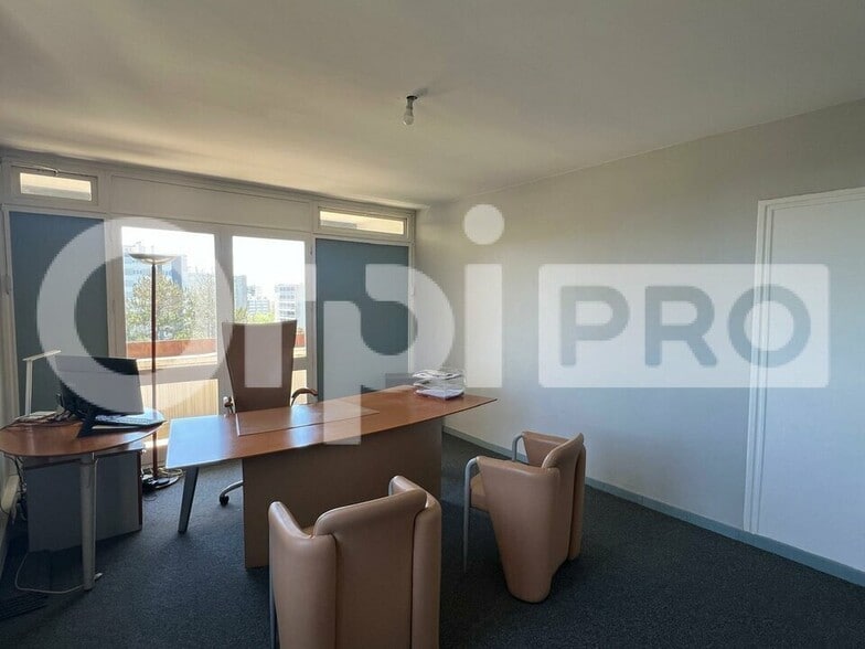 Office in Rillieux-la-Pape to rent - Interior Photo - Image 1 of 9