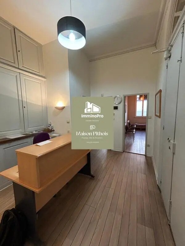 Retail in Marseille to rent Interior Photo- Image 1 of 5