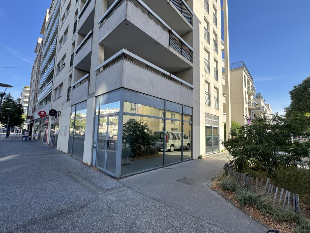 Retail in Lyon for sale Building Photo- Image 1 of 12