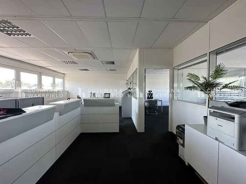 Light Industrial in Mundolsheim to rent - Interior Photo - Image 2 of 8