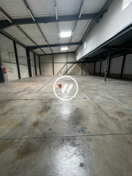Light Industrial in Marseille to rent - Interior Photo - Image 1 of 11
