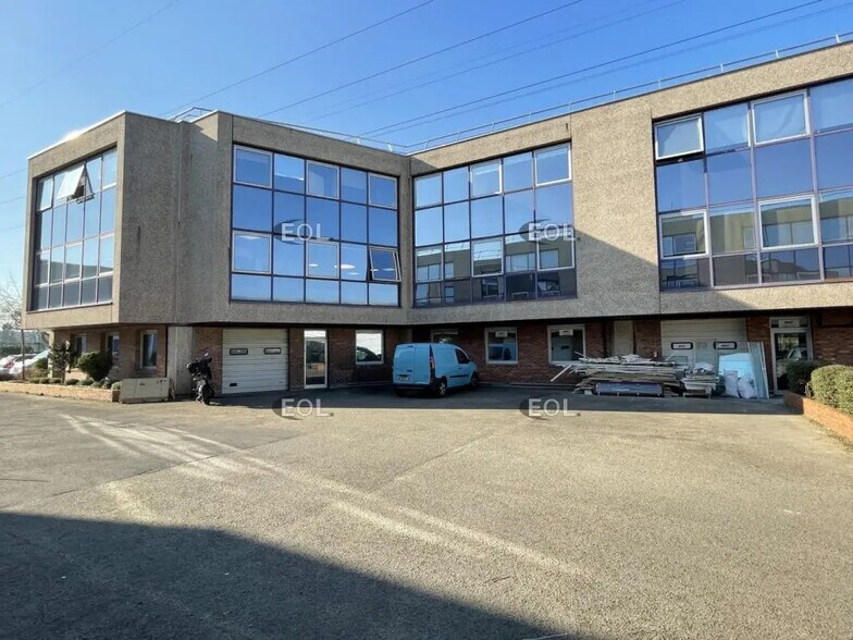Light Industrial in Nanterre to rent - Building Photo - Image 1 of 6