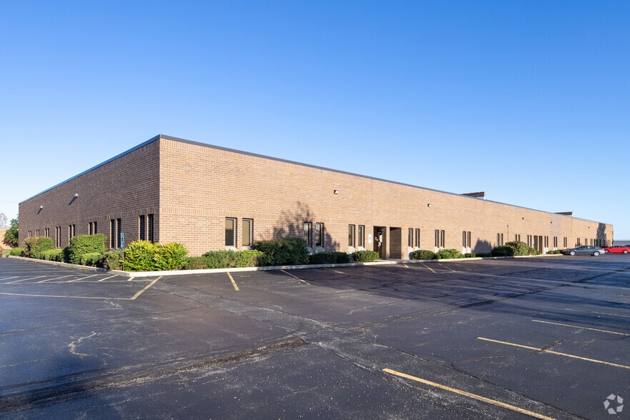 740-750 Pinecrest Dr, Prospect Heights, IL to rent - Building Photo - Image 2 of 6