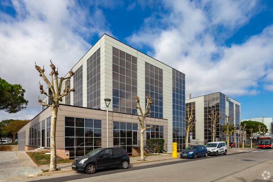 Office in El Prat de Llobregat, Barcelona to rent - Building Photo - Image 2 of 4