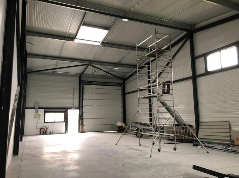 Industrial in Bezons to rent - Interior Photo - Image 1 of 17