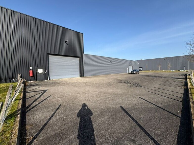 Light Industrial in Satolas-et-Bonce to rent - Building Photo - Image 2 of 14