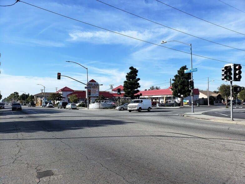 305 W Arbor Vitae St, Inglewood, CA for rent - Building Photo - Image 1 of 10