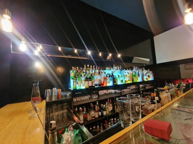 Retail in Barcelona, Barcelona to rent - Interior Photo - Image 1 of 1