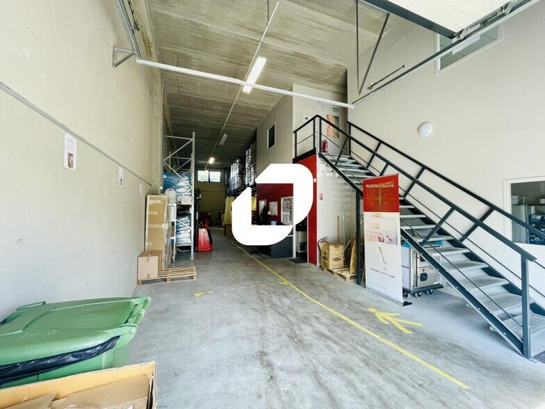 Light Industrial in Brignais to rent - Interior Photo - Image 2 of 9