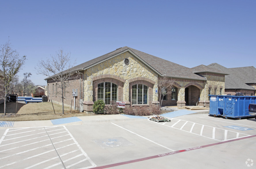 2201 Martin Dr, Bedford, TX for rent - Primary Photo - Image 1 of 20