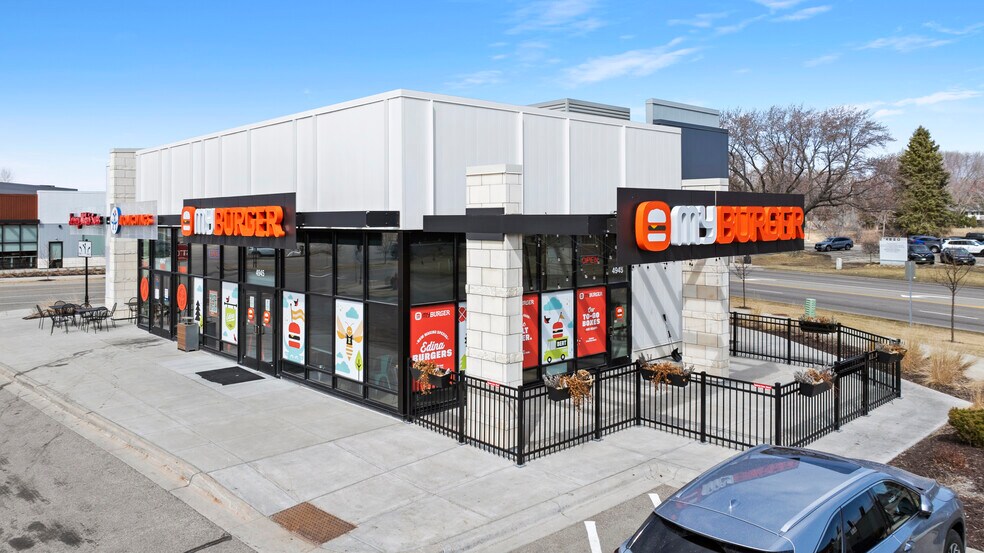 Pentagon Village portfolio of 2 properties for sale on LoopNet.co.uk - Building Photo - Image 3 of 8