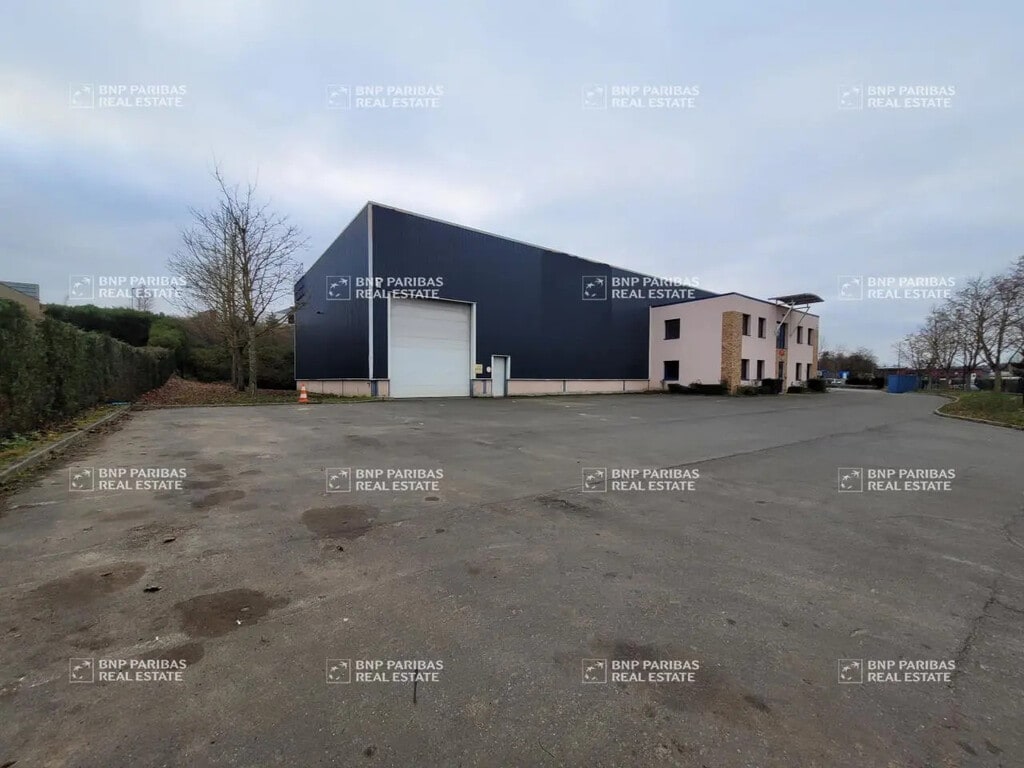 Location Local d'activités 793 m² - Photo 1