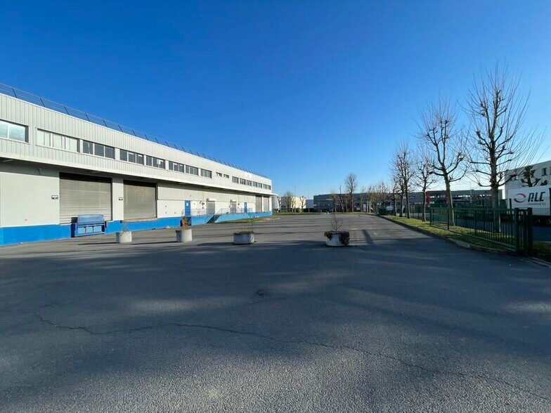 Industrial in Goussainville to rent - Building Photo - Image 2 of 6