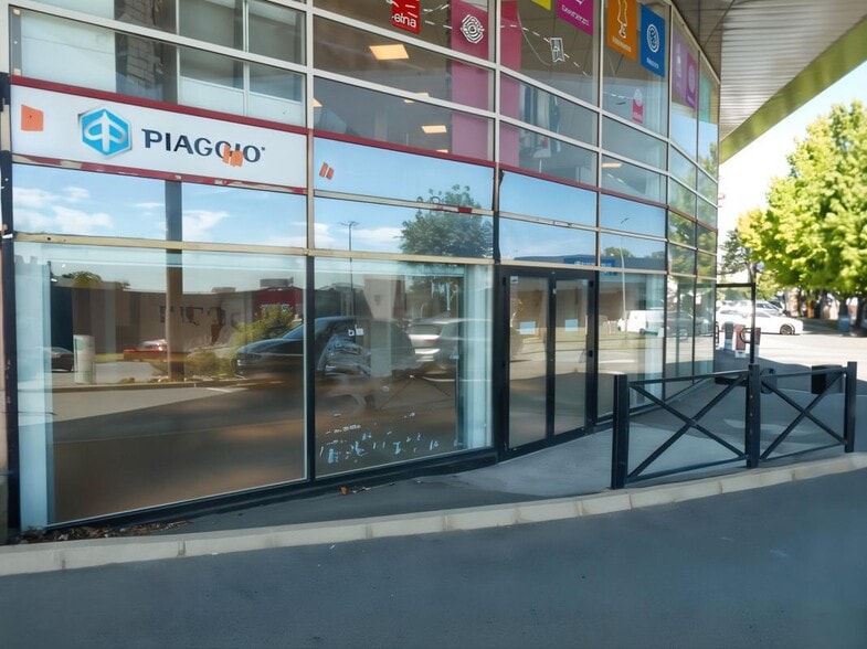Retail in Osny to rent - Building Photo - Image 3 of 9