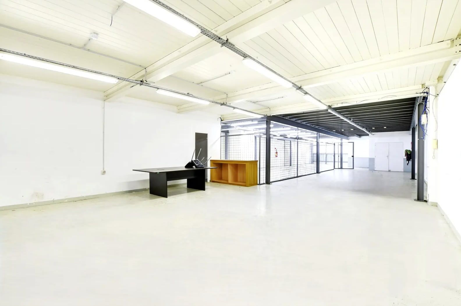 Light Industrial in Pantin for sale Interior Photo- Image 1 of 2