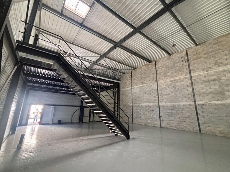 Light Industrial in Signes to rent - Interior Photo - Image 3 of 8