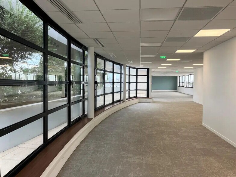 Office in Levallois-Perret to rent - Building Photo - Image 2 of 16