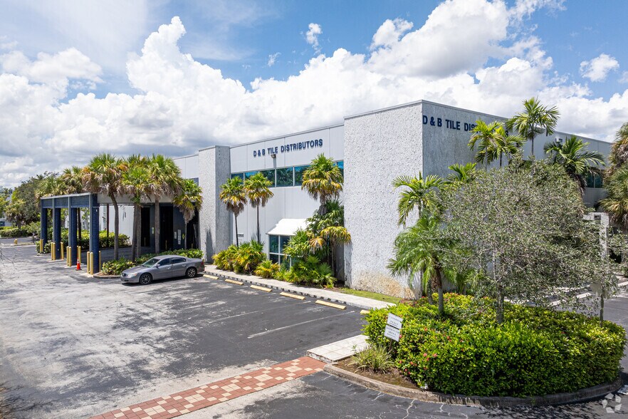 14200 NW 4th St, Sunrise, FL to rent - Primary Photo - Image 1 of 5