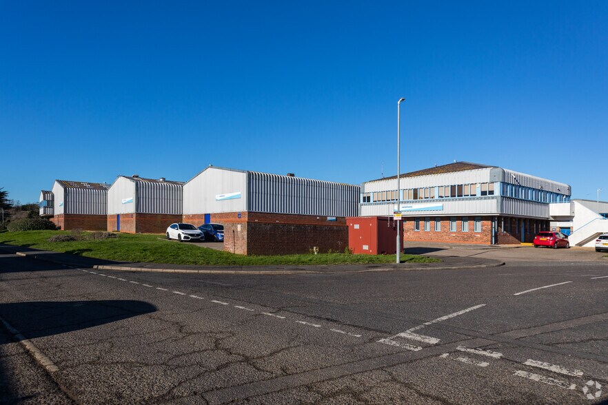 Newton Rd, Peacehaven to rent - Building Photo - Image 2 of 5