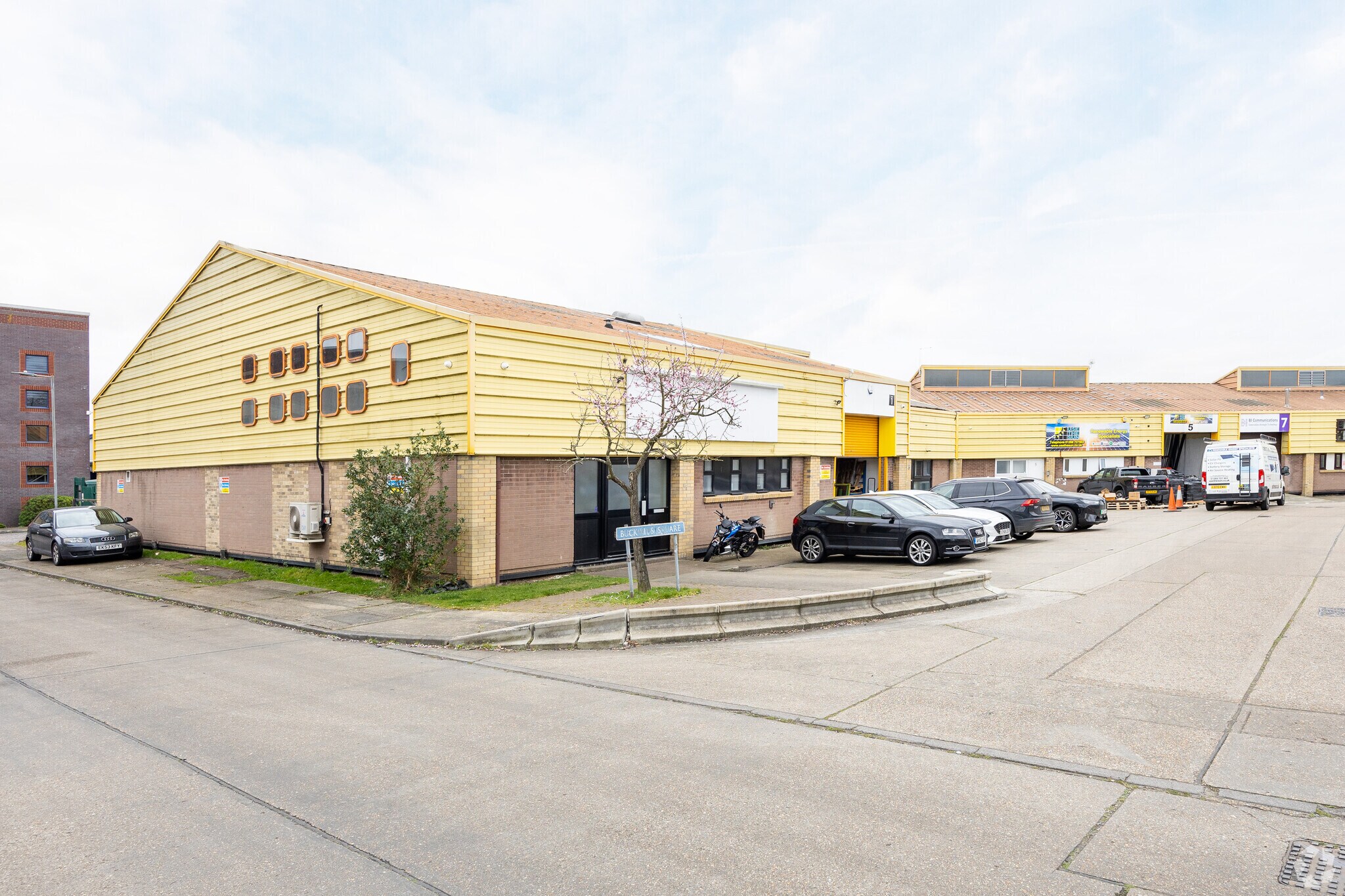 1-7 Buckwins Sq, Basildon for sale Primary Photo- Image 1 of 1