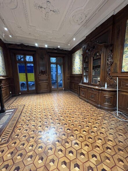 Retail in Marseille to rent - Interior Photo - Image 3 of 13