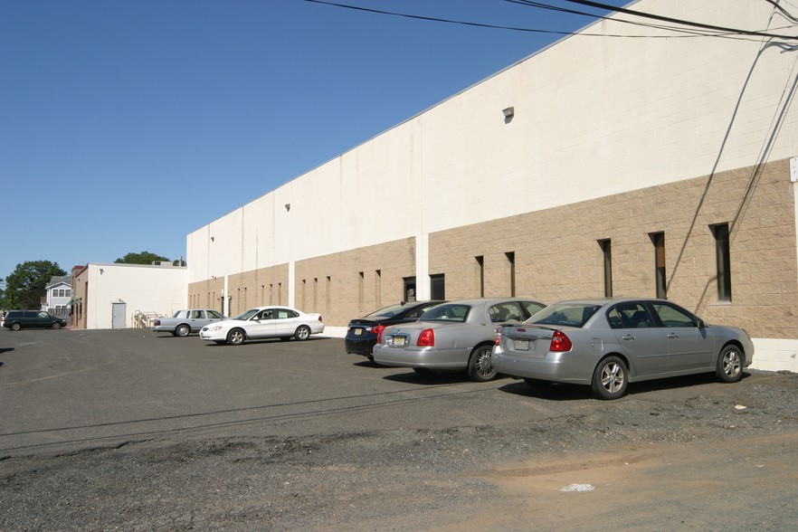 832 Ridgewood Ave, North Brunswick, NJ for rent - Building Photo - Image 2 of 7