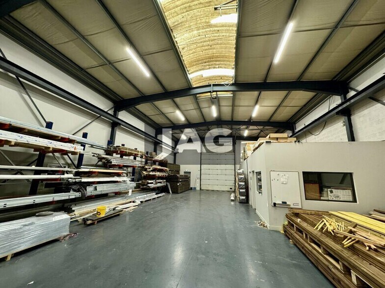 Light Industrial in Vaulx-en-Velin to rent - Interior Photo - Image 3 of 13