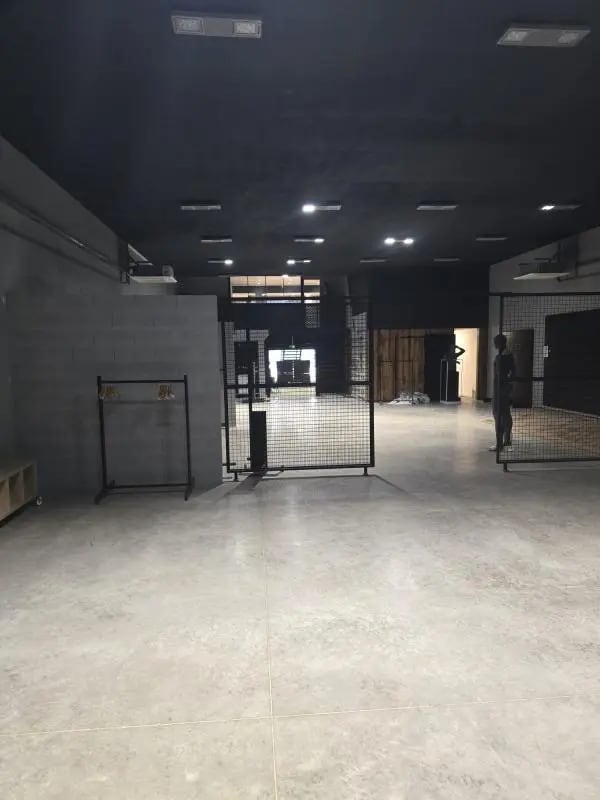 Location Commerce 700 m² - Photo 1