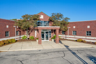 20611 Watertown Rd, Waukesha, WI for rent Building Photo- Image 1 of 10