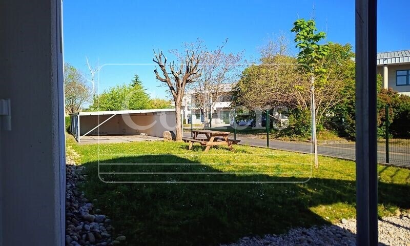 22 Rue Du 35Eme Regiment D'Aviation, Bron to rent - Building Photo - Image 3 of 9